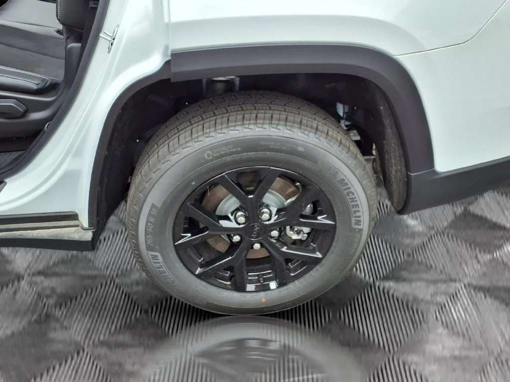New 2026 Bright White Clear-Coat Exterior Paint Jeep Altitude image 24