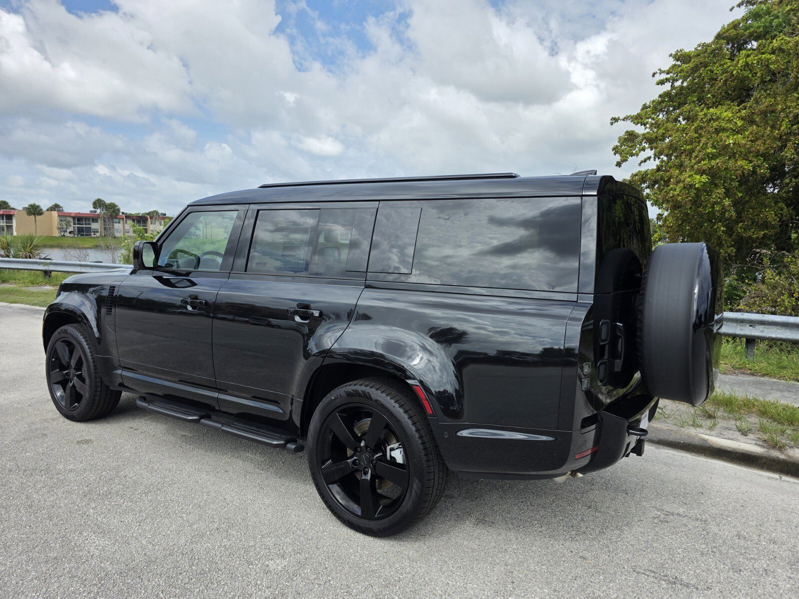 New 2026 Santorini Black Land Rover P400 X-Dynamic SE image 2