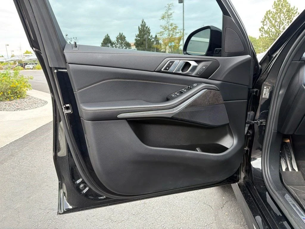 Used 2022 Black Sapphire Metallic BMW xDrive40i image 9