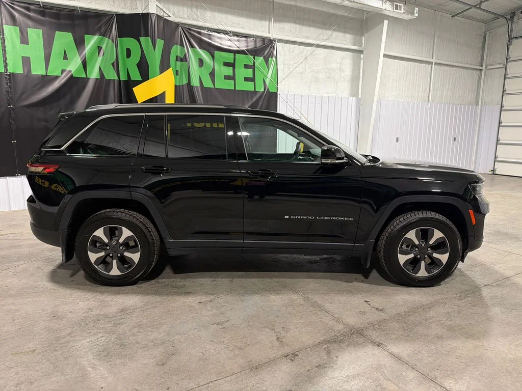 Used 2022 Diamond Black Crystal Pearlcoat Jeep 4xe image 4