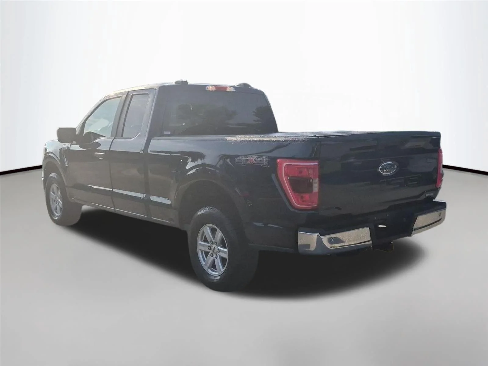 Used 2022 Antimatter Blue Metallic Ford XLT image 3