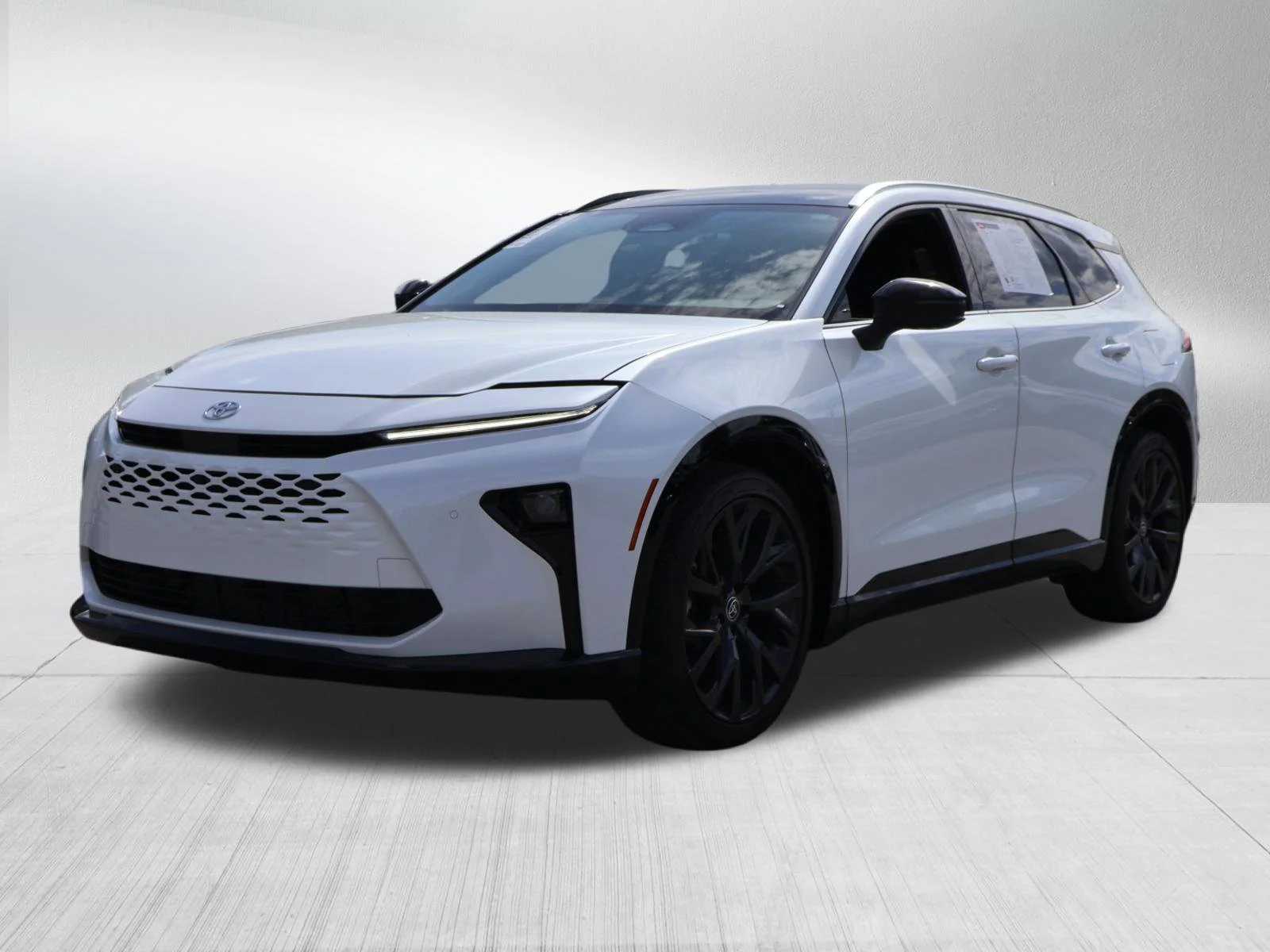 Used 2025 Oxygen White Toyota Limited image 3