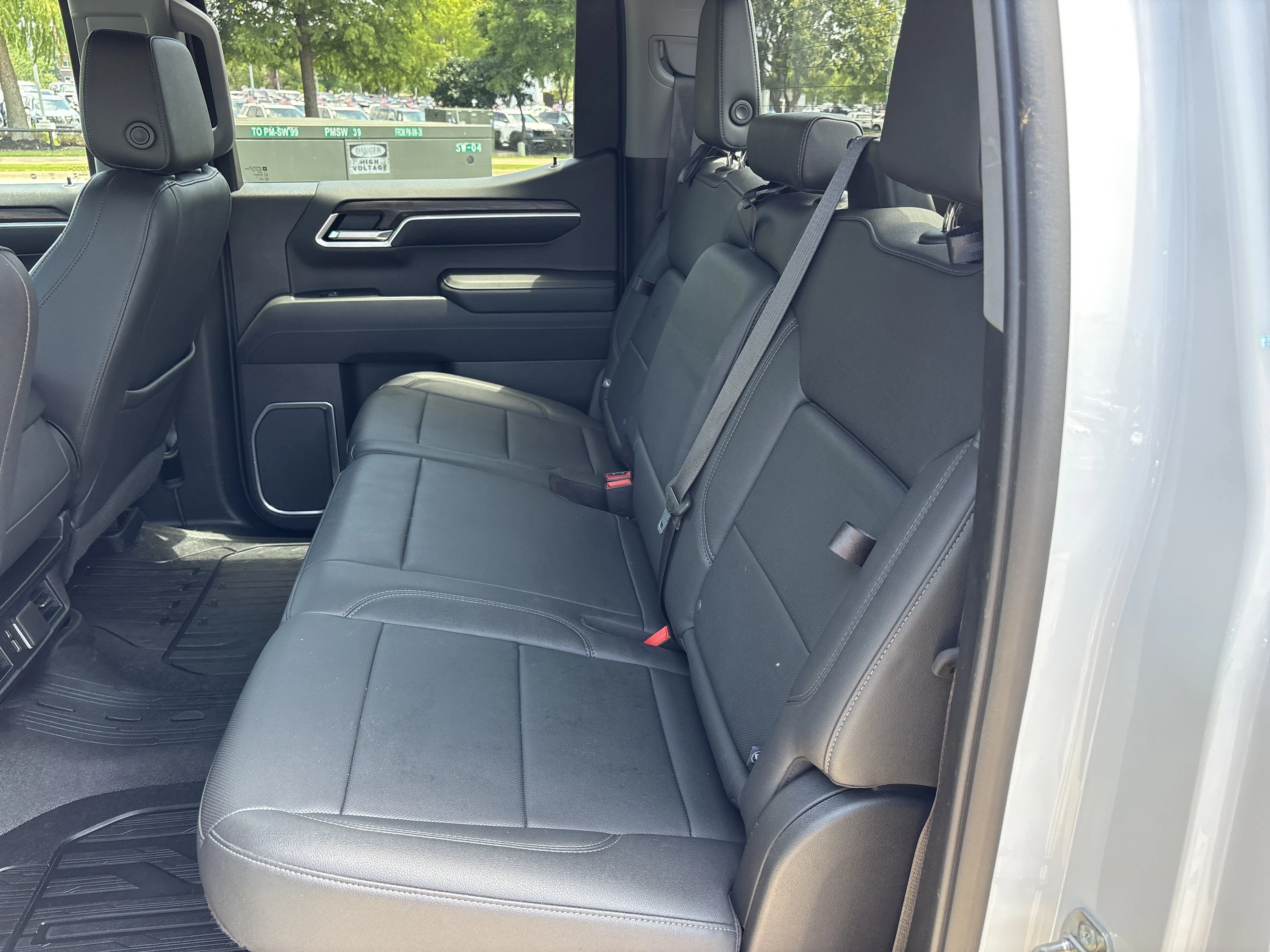 Used 2022 Summit White GMC SLT Crew Cab 4WD image 16