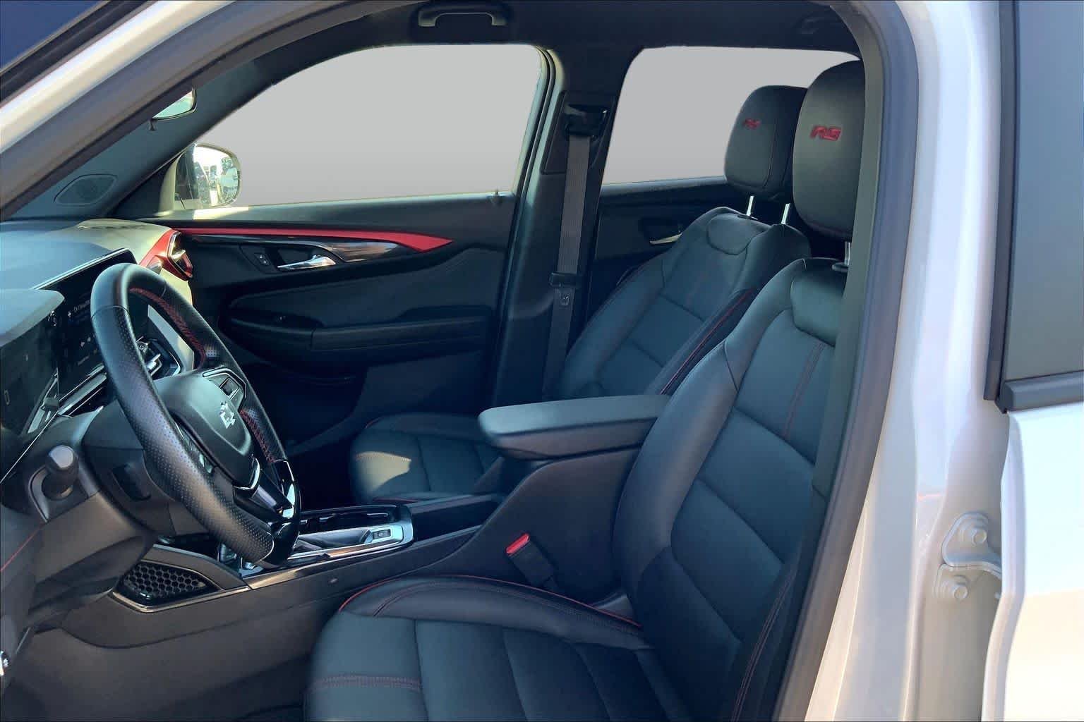 Used 2025 Iridescent Pearl Tricoat Chevrolet RS image 8