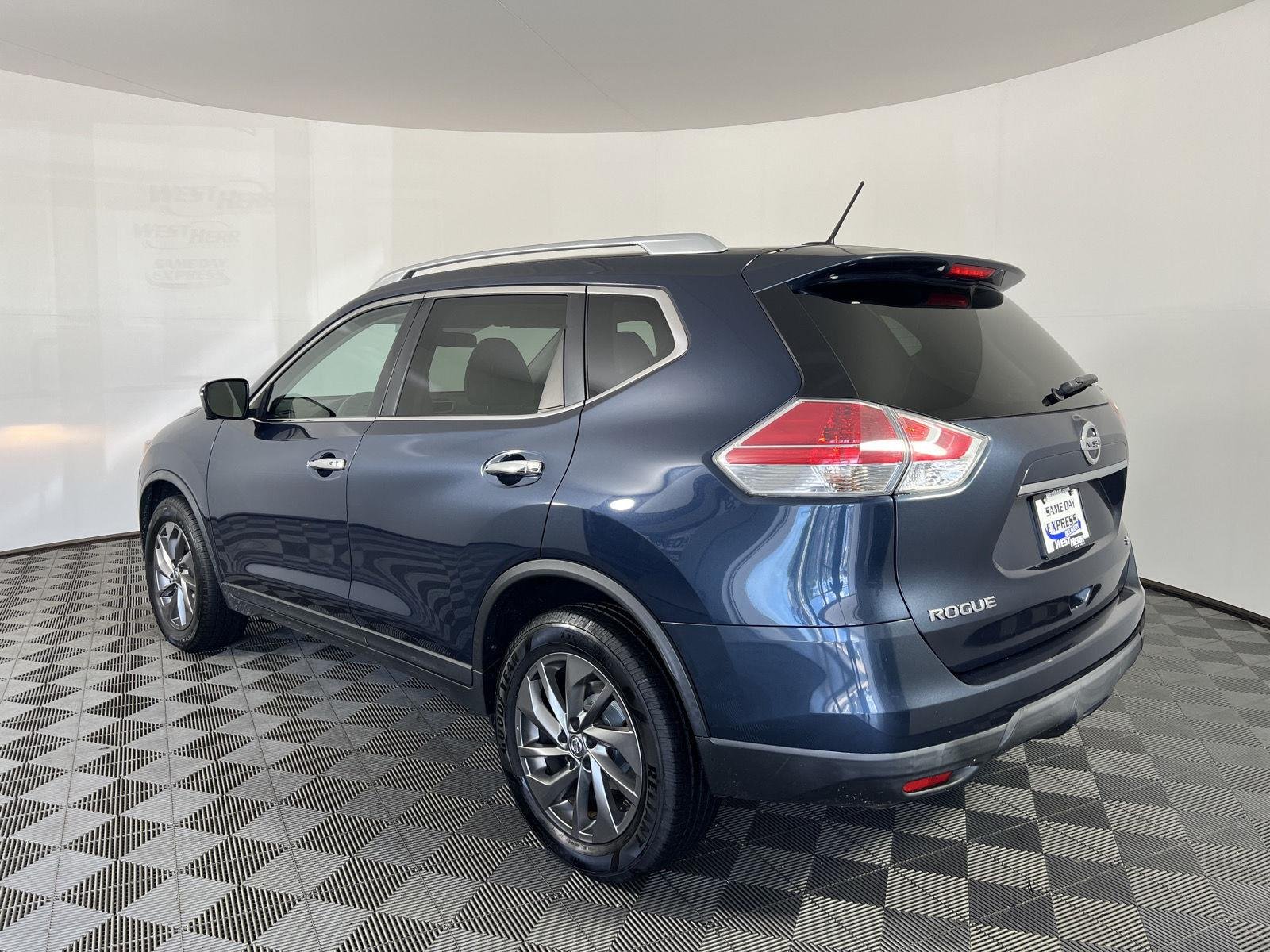 Used 2016 Arctic Blue Metallic Nissan SL image 30