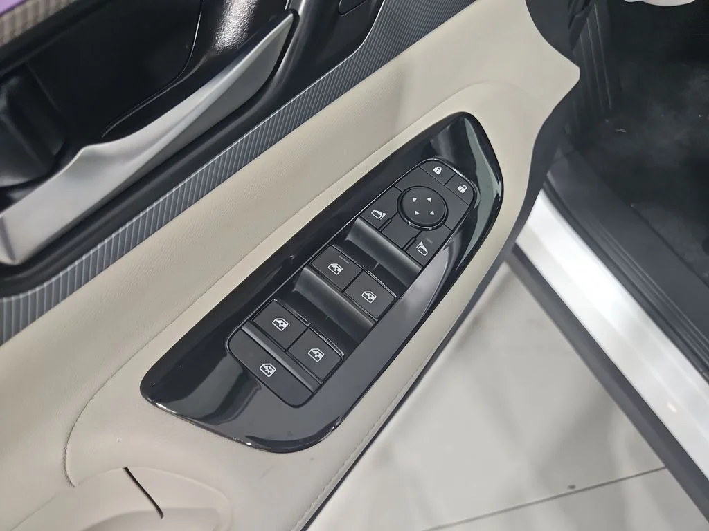 New 2026 Everest White Pearl TriCoat Nissan SL image 12
