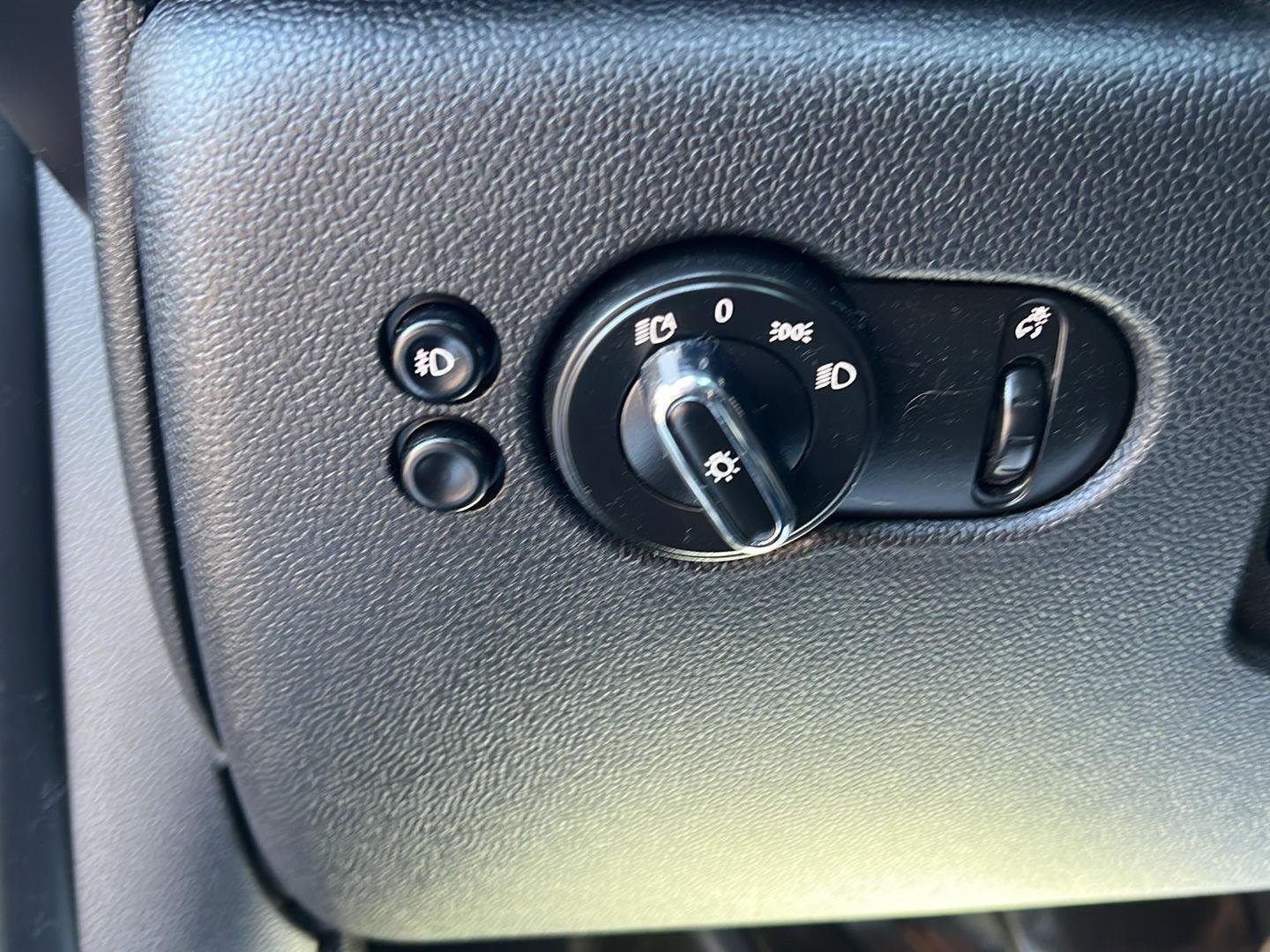Used 2018 Midnight Black Metallic MINI Base image 19