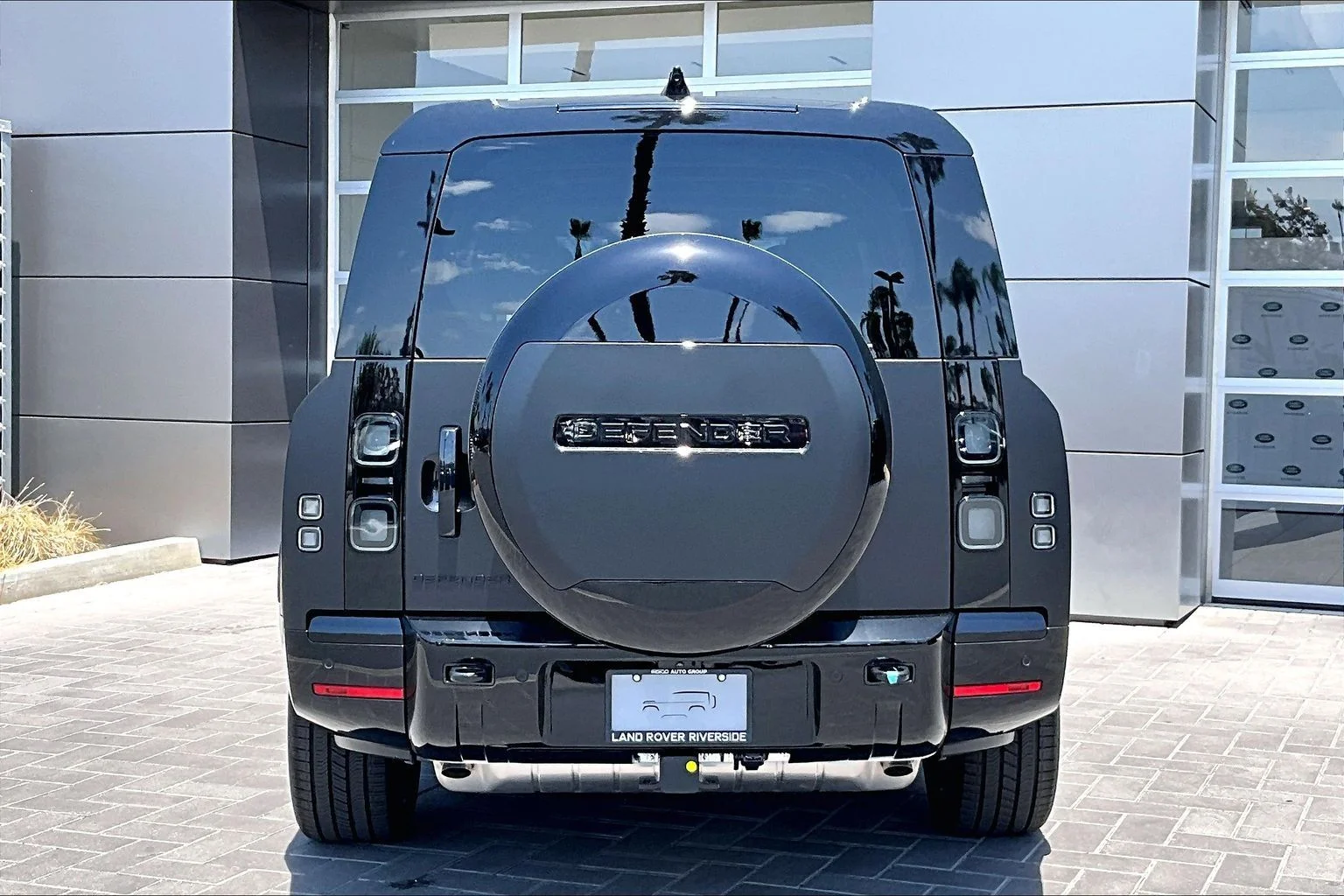 New 2026 Santorini Black Land Rover X-Dynamic SE image 4