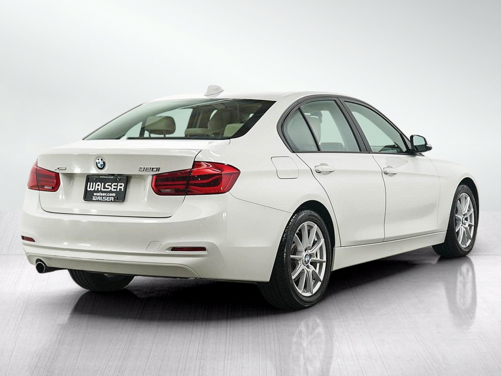 Used 2018 Alpine White BMW 320i xDrive image 5