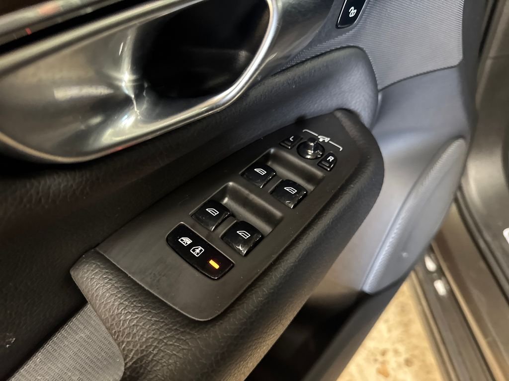Used 2018 Green Volvo T5 Momentum image 15