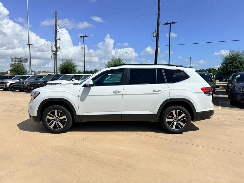 Used 2022  Volkswagen 2.0T SE image 10