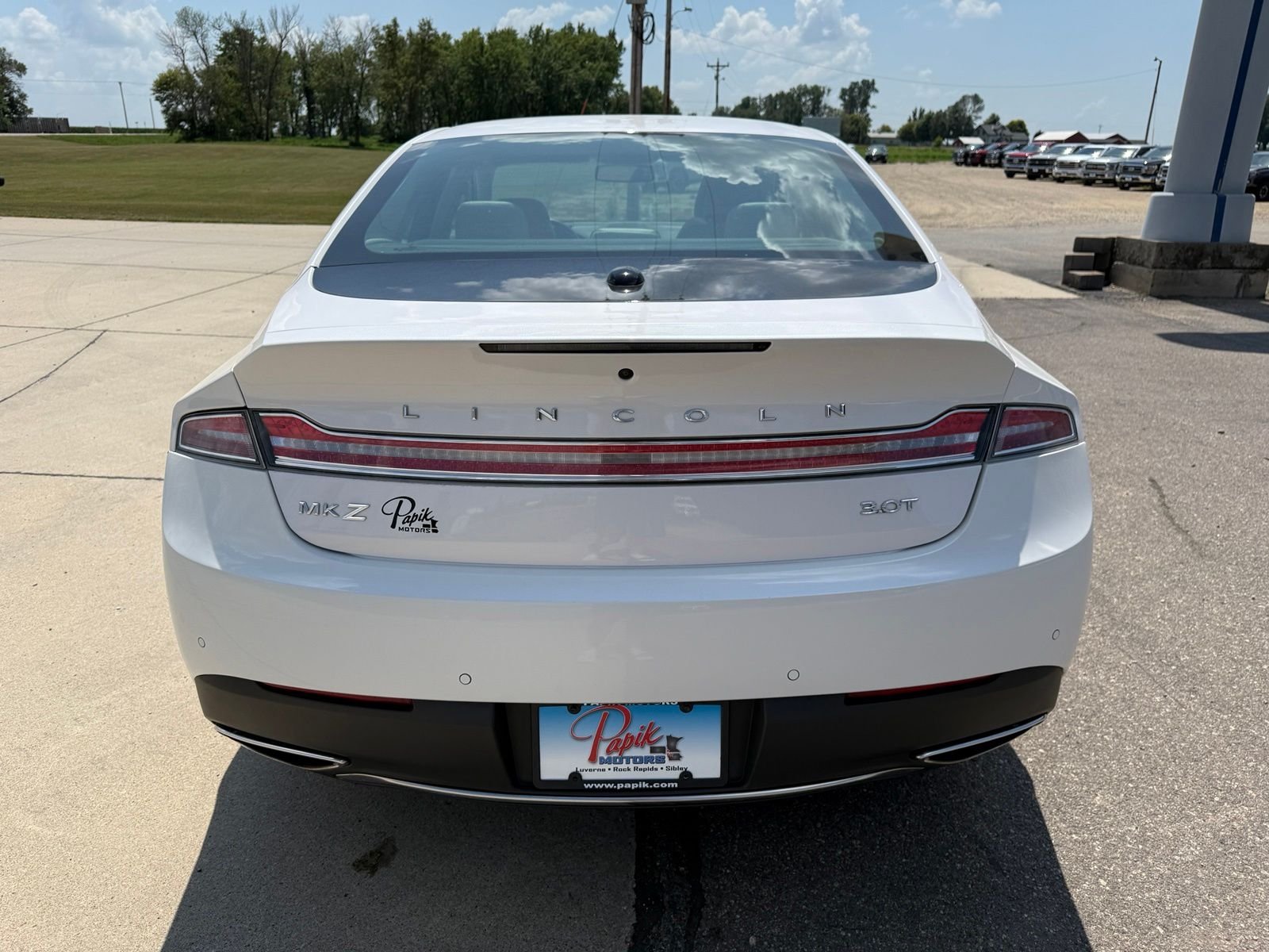 Used 2017 White Platinum Clearcoat Metallic Lincoln Reserve image 6