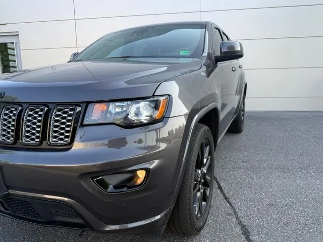 Used 2020 Granite Crystal Metallic Clearcoat Jeep Altitude image 6