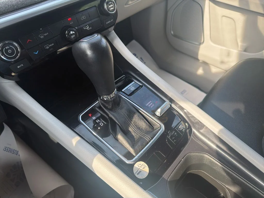 Used 2024 White/off-white Jeep Latitude image 14