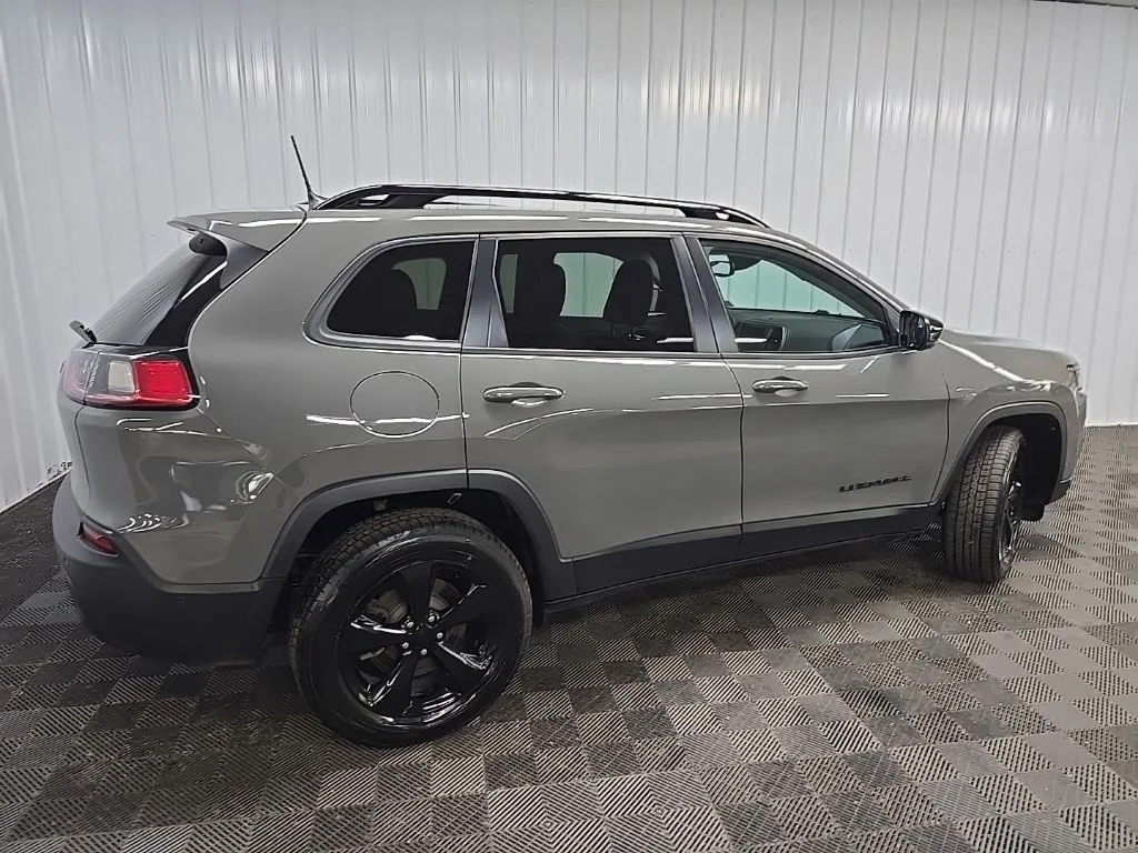 Used 2023 Gray Jeep Altitude image 3