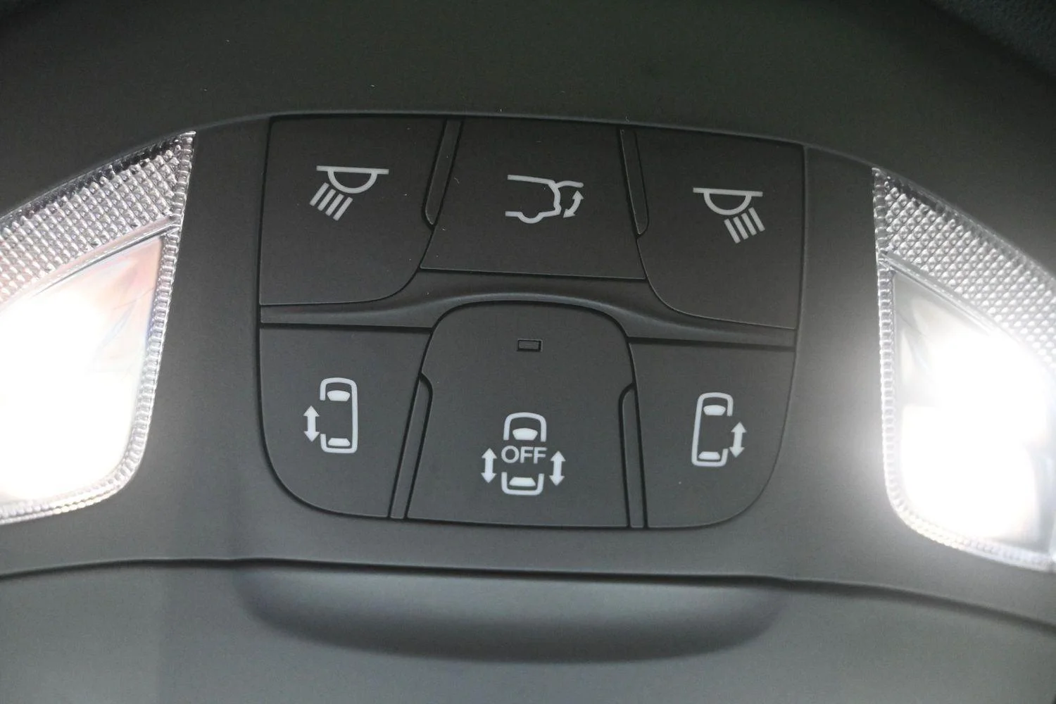 New 2027 Diamond Black Crystal Pearl-Coat Exterior Paint Chrysler Limited image 33