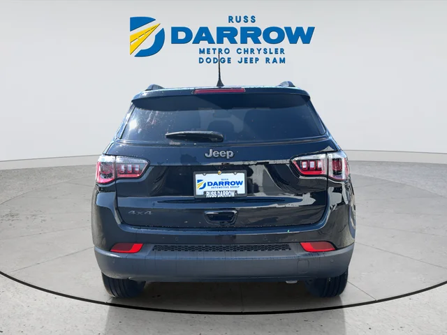 New 2026 Diamond Black Crystal Pearl-Coat Exterior Paint Jeep Limited image 4