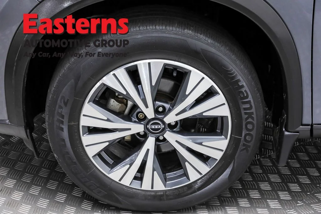 Used 2022 Gray Nissan SV image 30