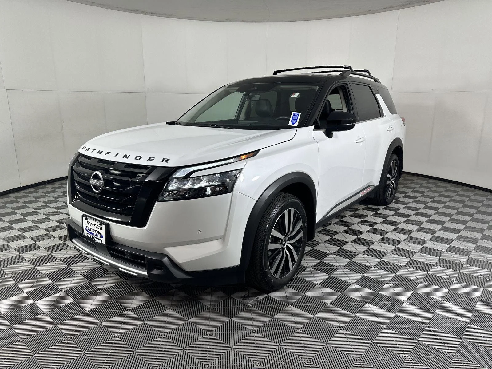Used 2025 Everest White Pearl Tricoat/Super Black Nissan Platinum image 12