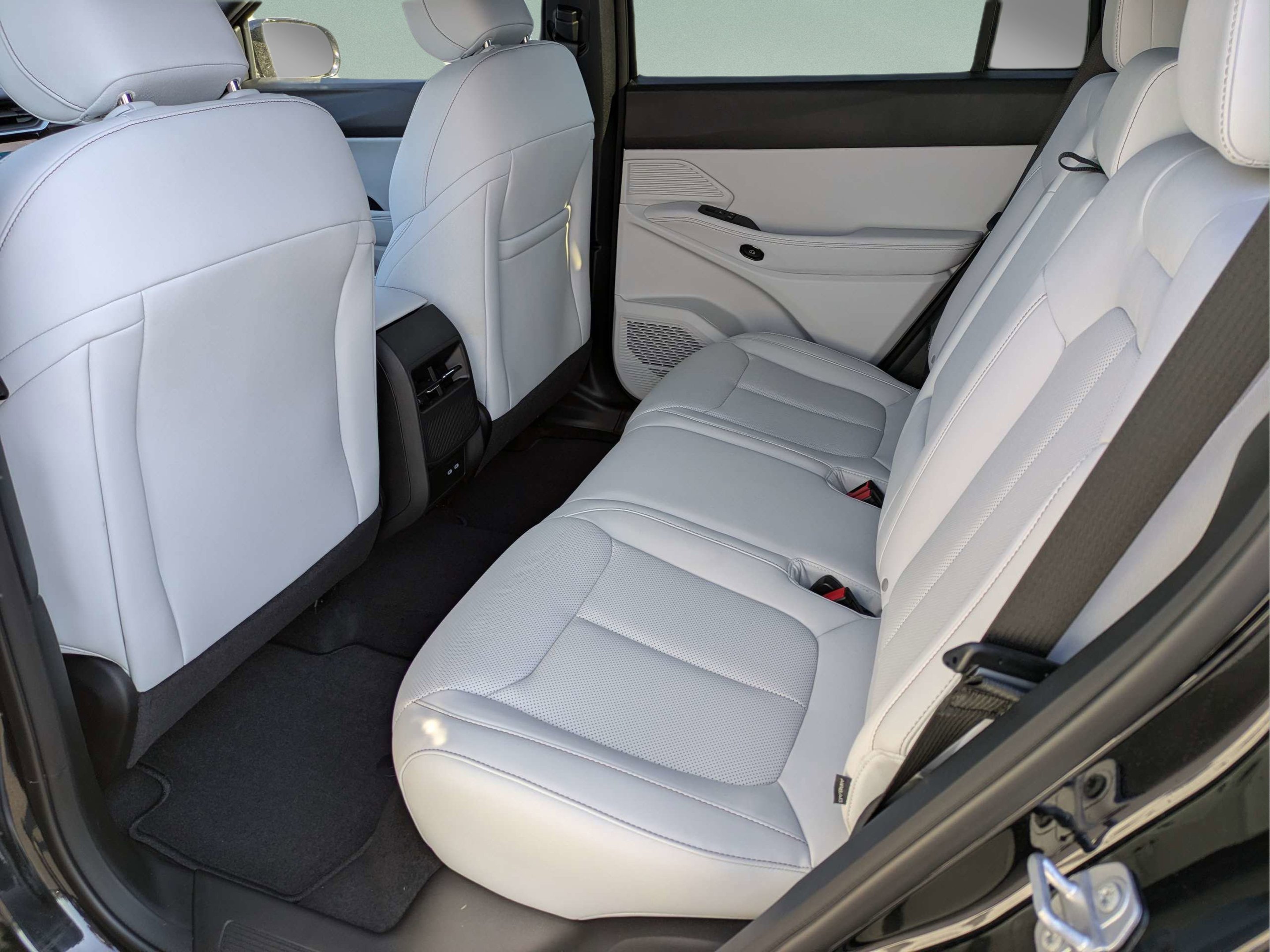 New 2026 Diamond Black Crystal Pearlcoat Jeep Limited image 13