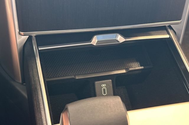 New 2026 Santorini Black Land Rover SE image 18