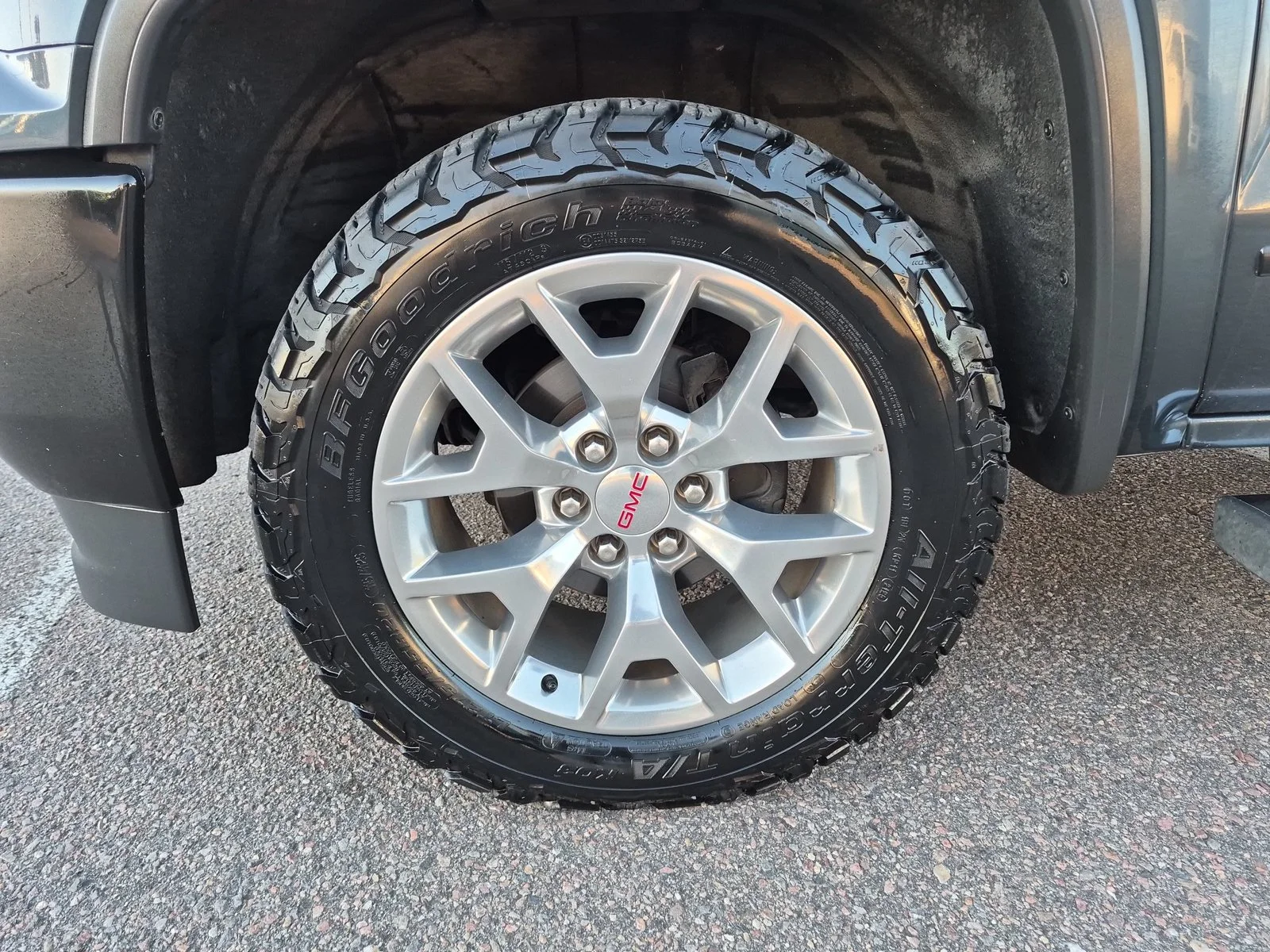 Used 2018 Dark Slate Metallic GMC SLT image 24