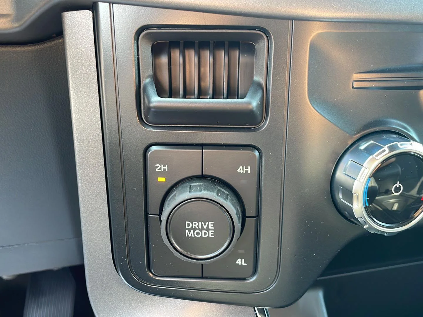 New 2026 Carbonized Gray Metallic Ford XLT image 21