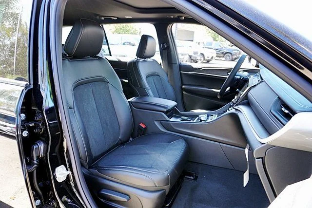 New 2026 Diamond Black Crystal Pearl-Coat Exterior Paint Jeep Laredo image 15