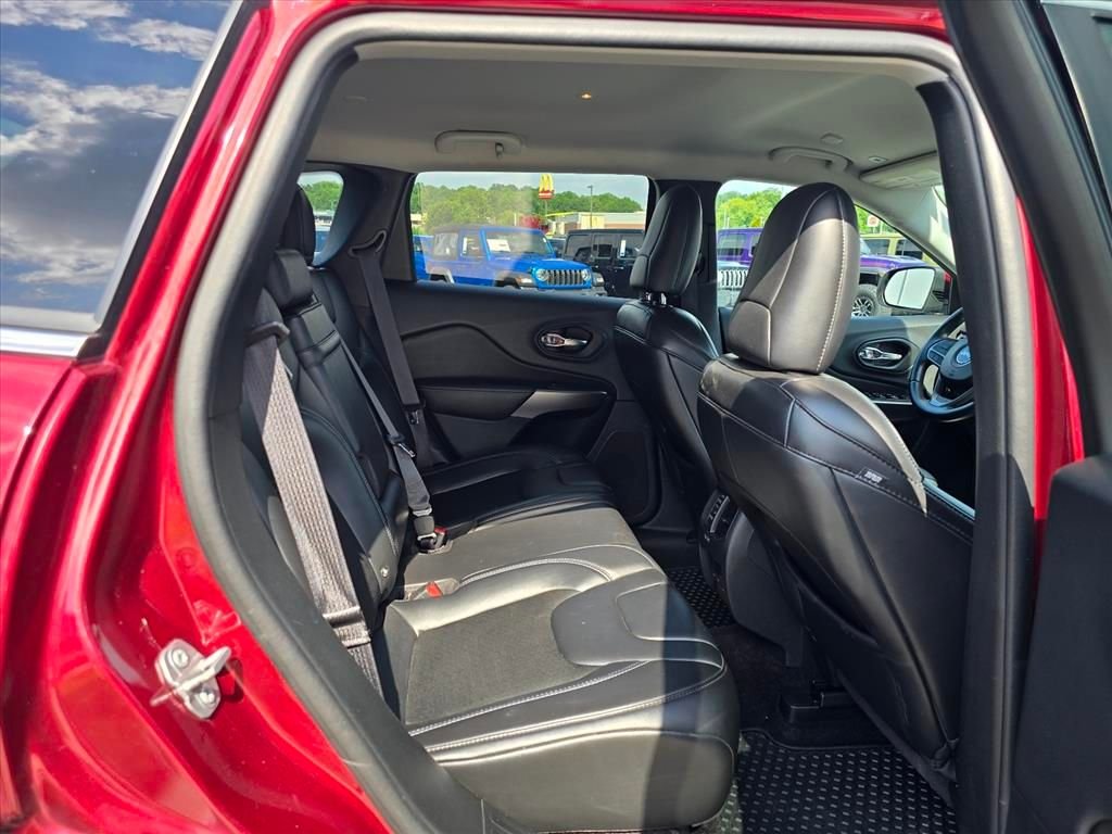 Used 2019 Red Jeep Latitude Plus image 13