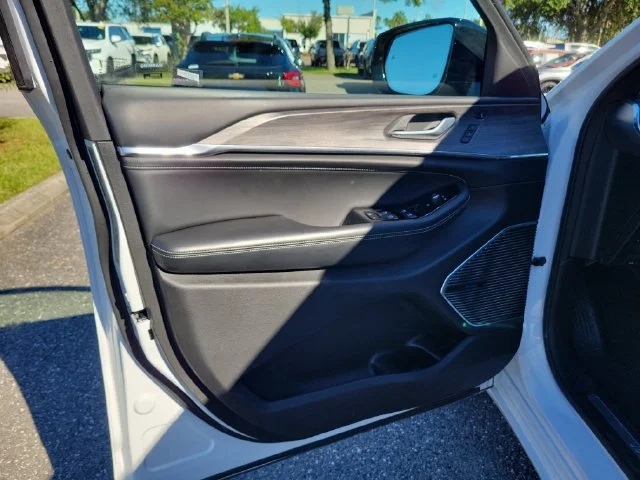 2023 Jeep Grand Cherokee Overland - Photo 24
