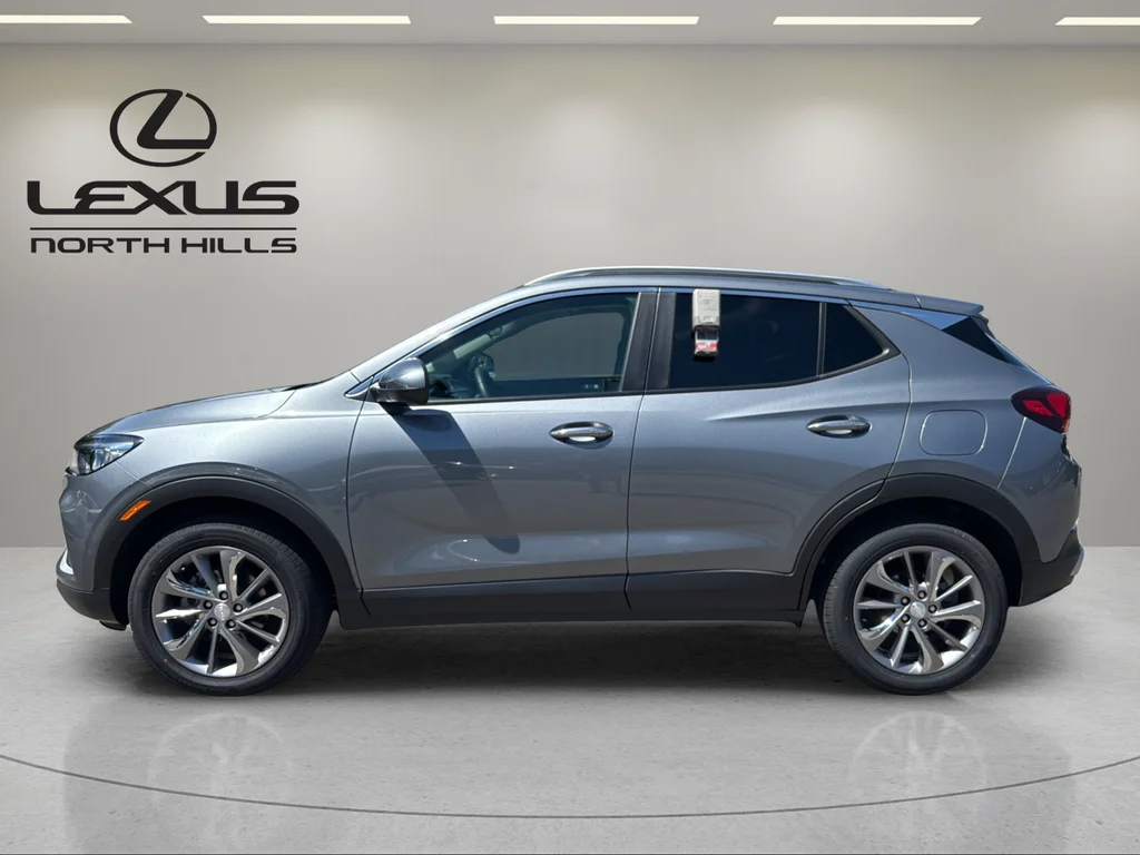 Used 2021  Buick Select image 9