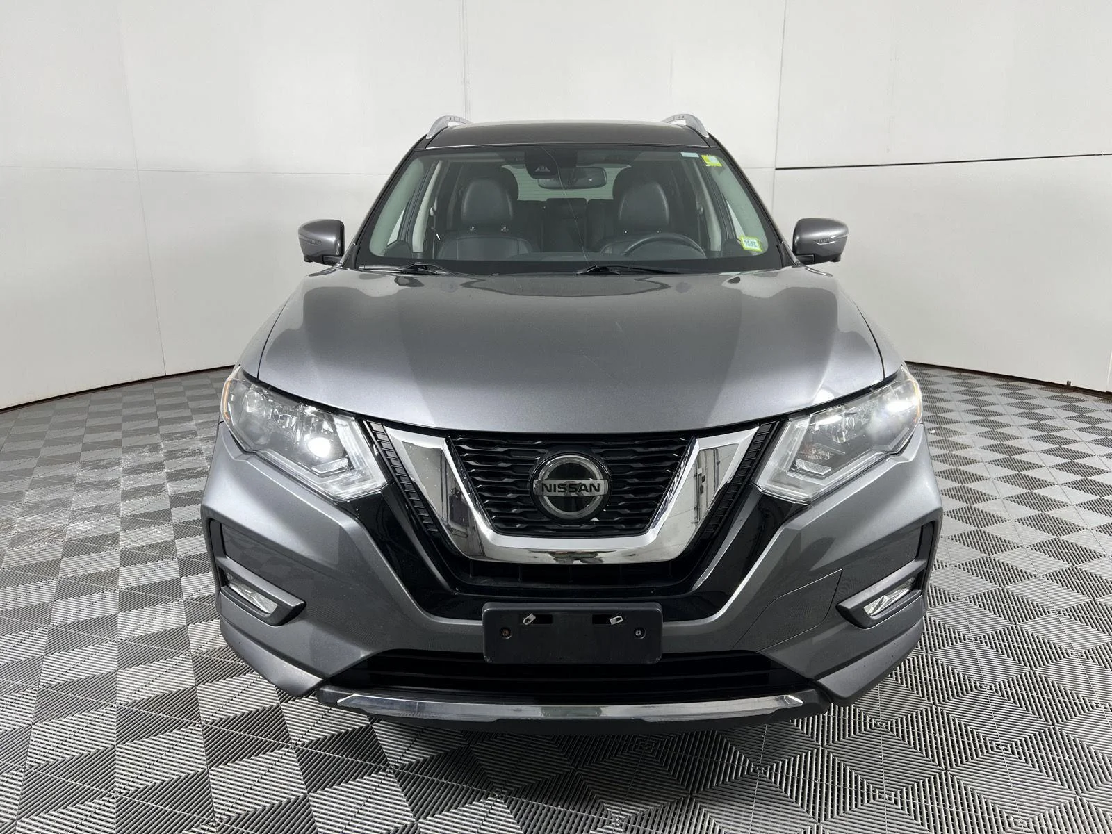 Used 2019 Gun Metallic Nissan SL image 5