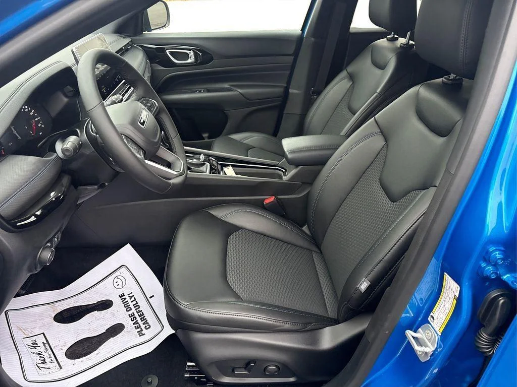 New 2026 Hydro Blue Pearlcoat Jeep Latitude Altitude image 9