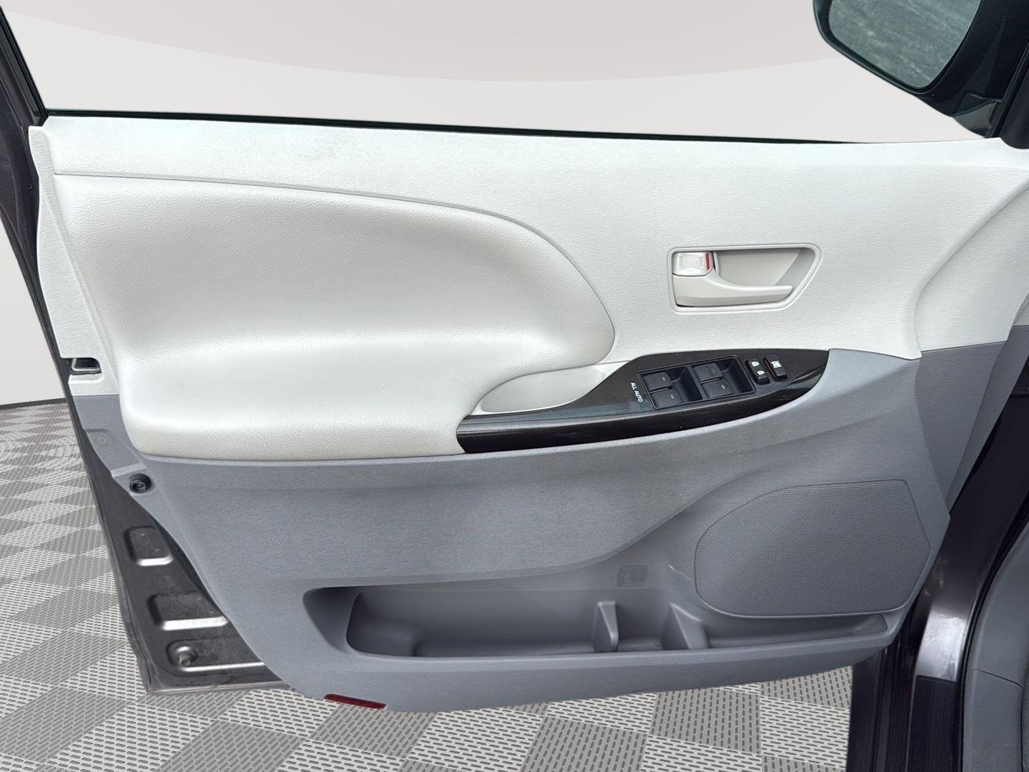 Used 2012 Toyota Sienna LE with VIN 5TDKK3DC4CS200986 for sale in La Vista, NE
