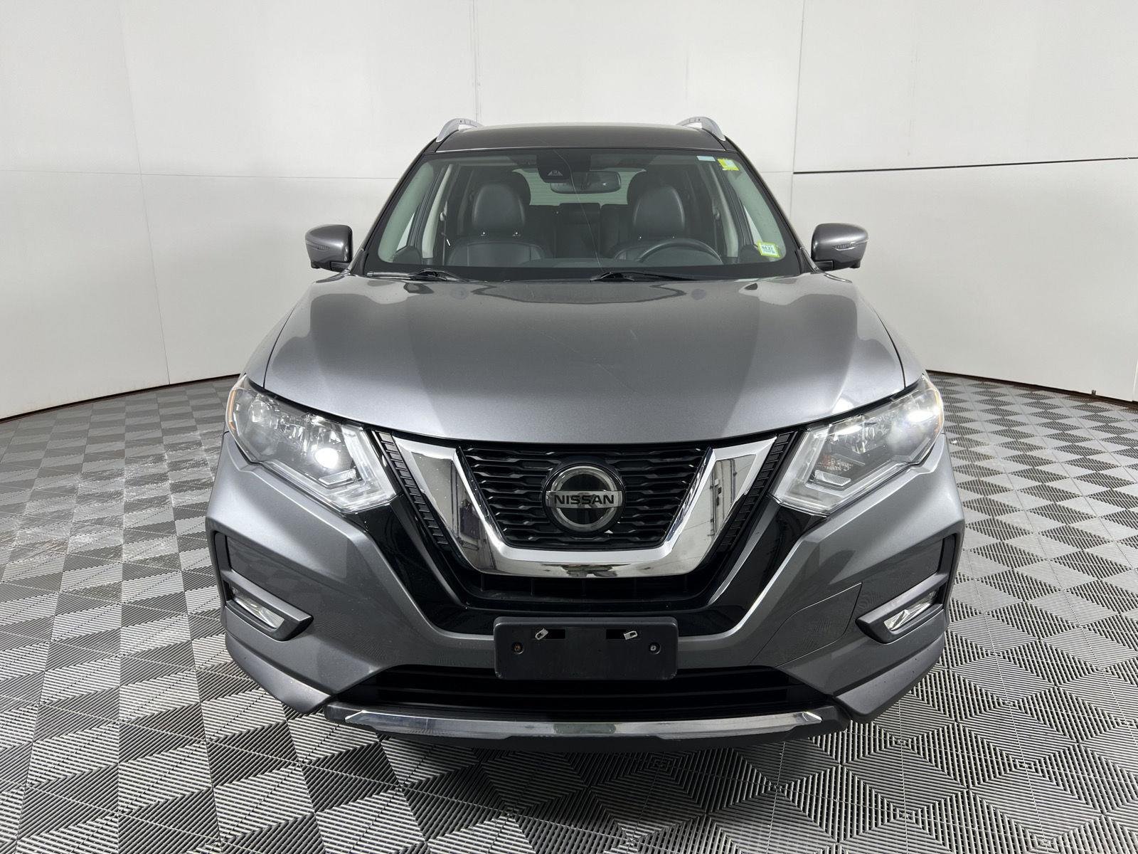 Used 2019 Gun Metallic Nissan SL image 5