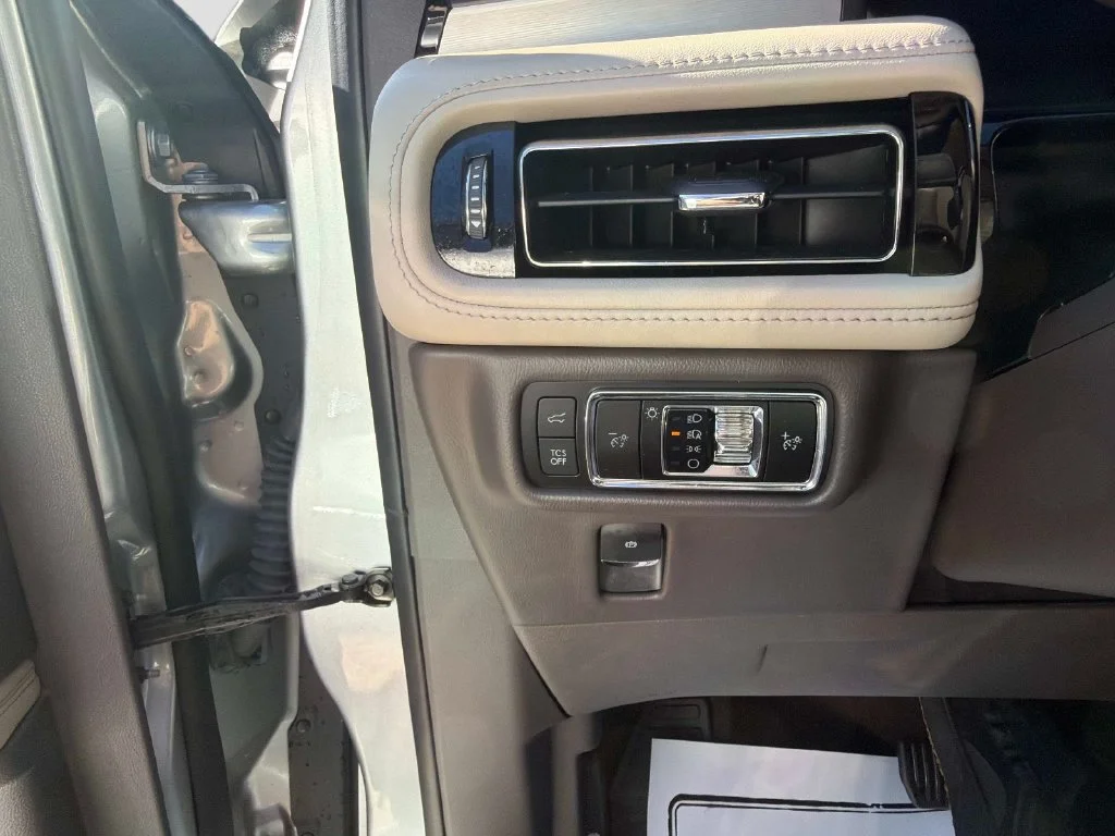 Used 2023 Silver Lincoln Standard image 31