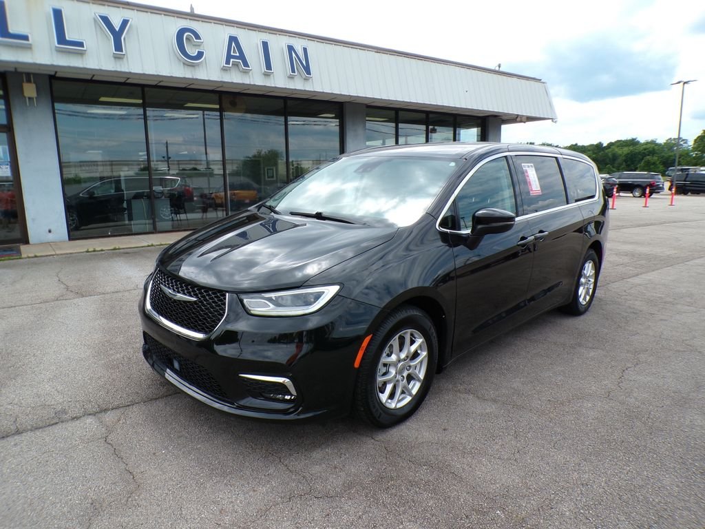 Used 2023 Brilliant Black Crystal Pearlcoat Chrysler Touring L image 3
