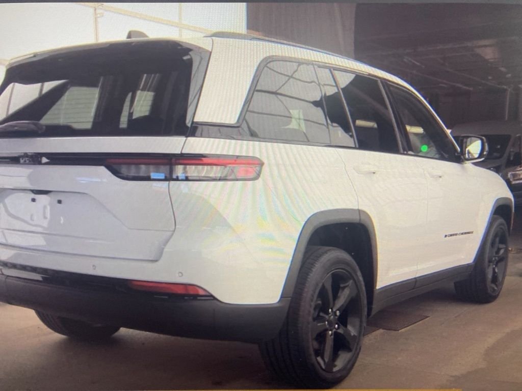 Used 2024 White Jeep Altitude X image 4