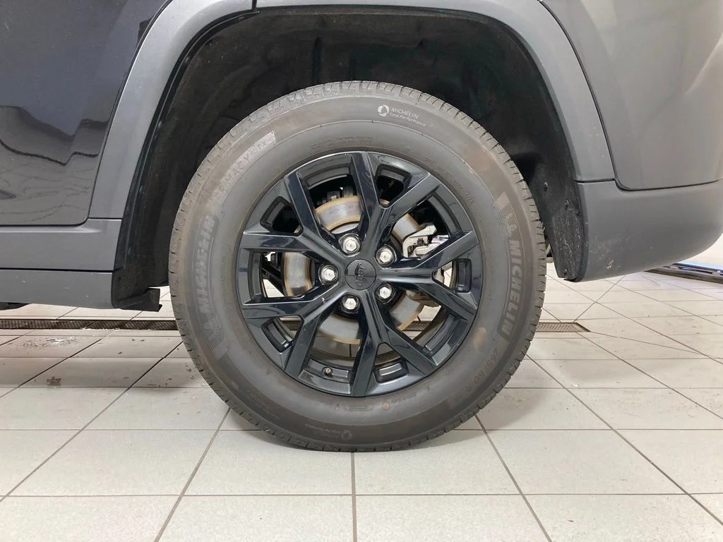 Used 2025 Black Jeep Altitude image 27