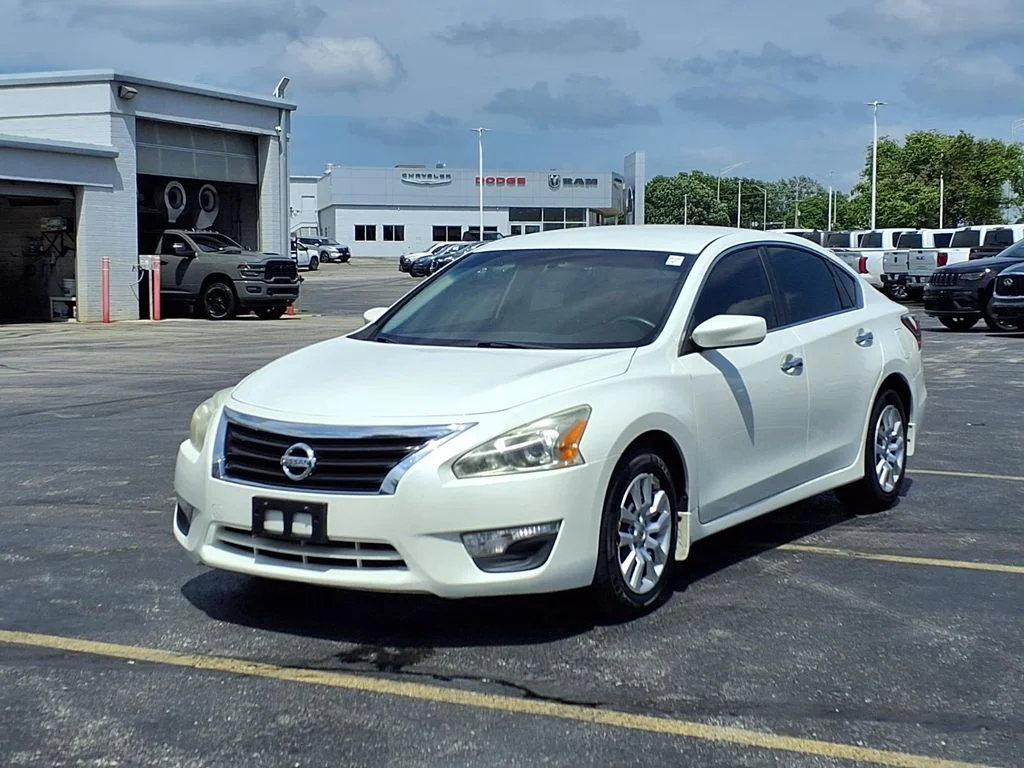 Used 2014 White Nissan 2.5 S image 2