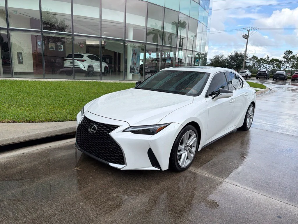 Used 2025 White Pearl Lexus 300 image 3
