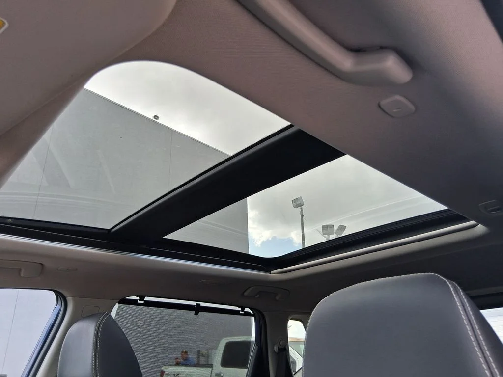 Used 2023 Blue Nissan SL image 19