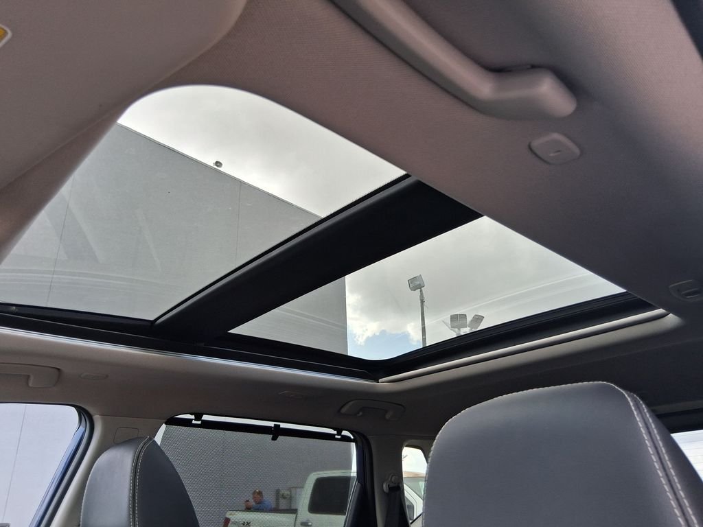 Used 2023 Blue Nissan SL image 19