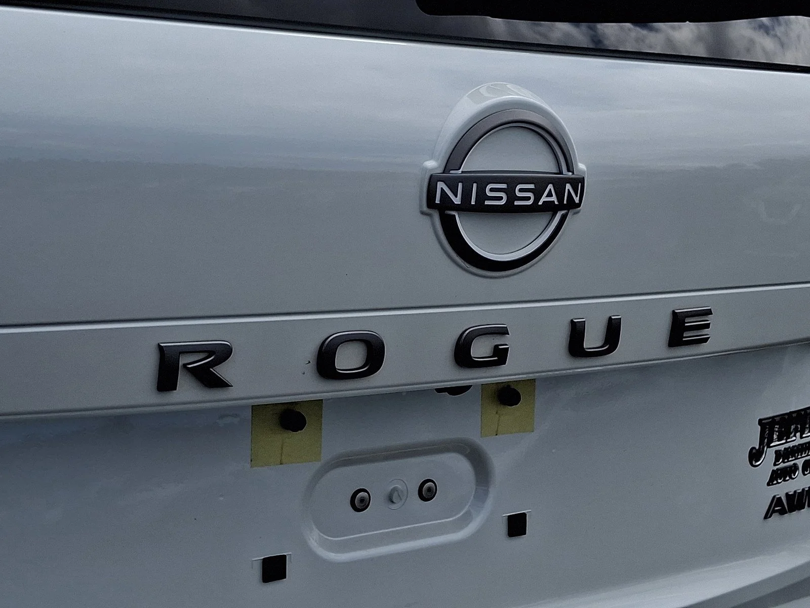 Used 2025 Everest White Pearl Nissan SV image 31