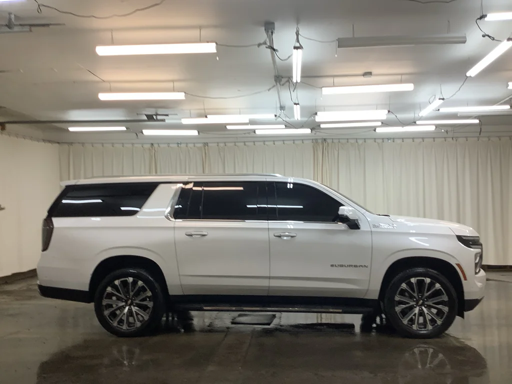 Used 2025 IRIDESCENT PEARL TRICOAT Chevrolet High Country image 5