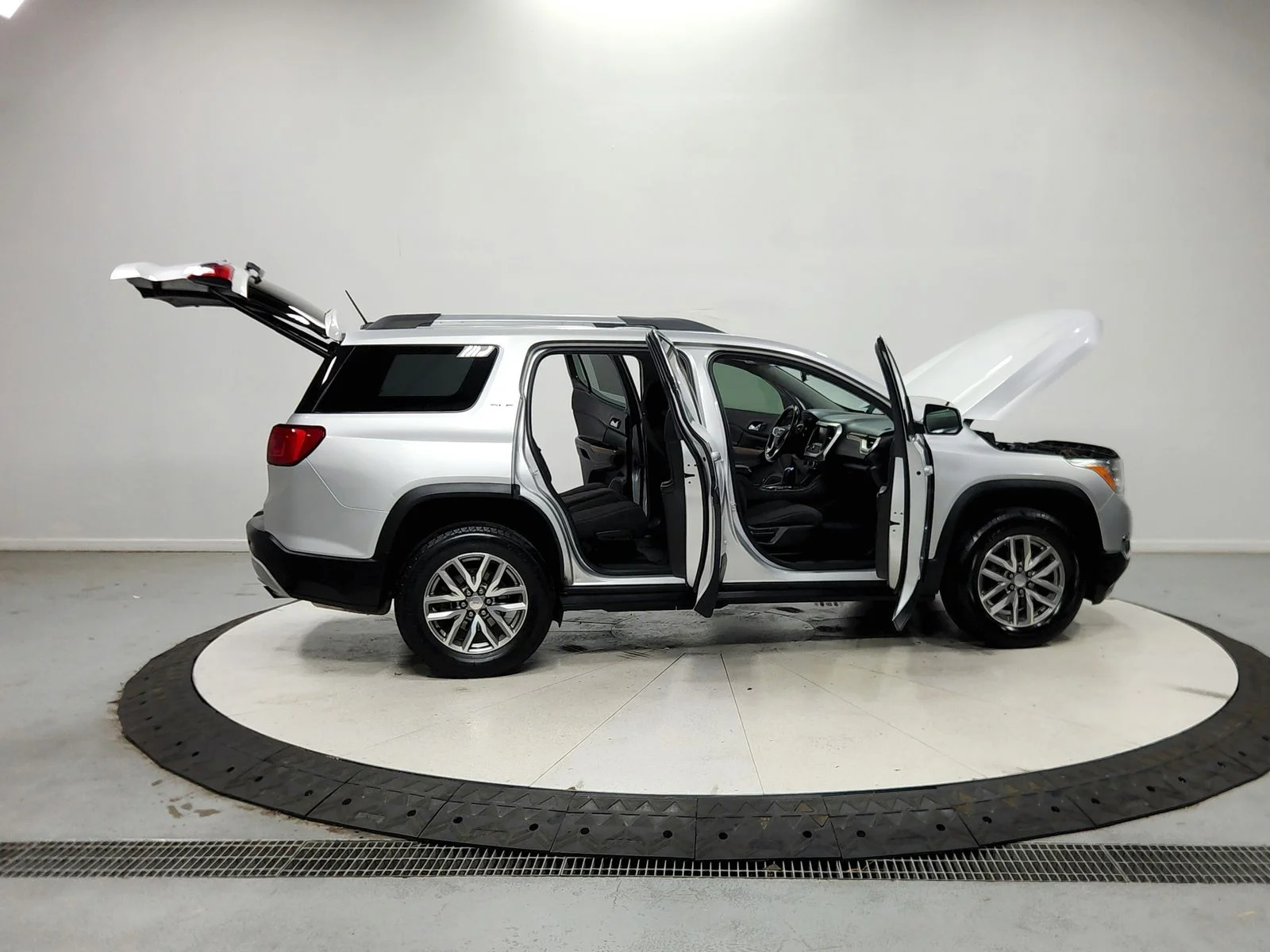 Used 2018 Silver GMC SLE-2 image 17