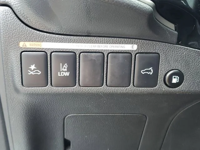 Used 2022 Silver Mitsubishi SEL image 21