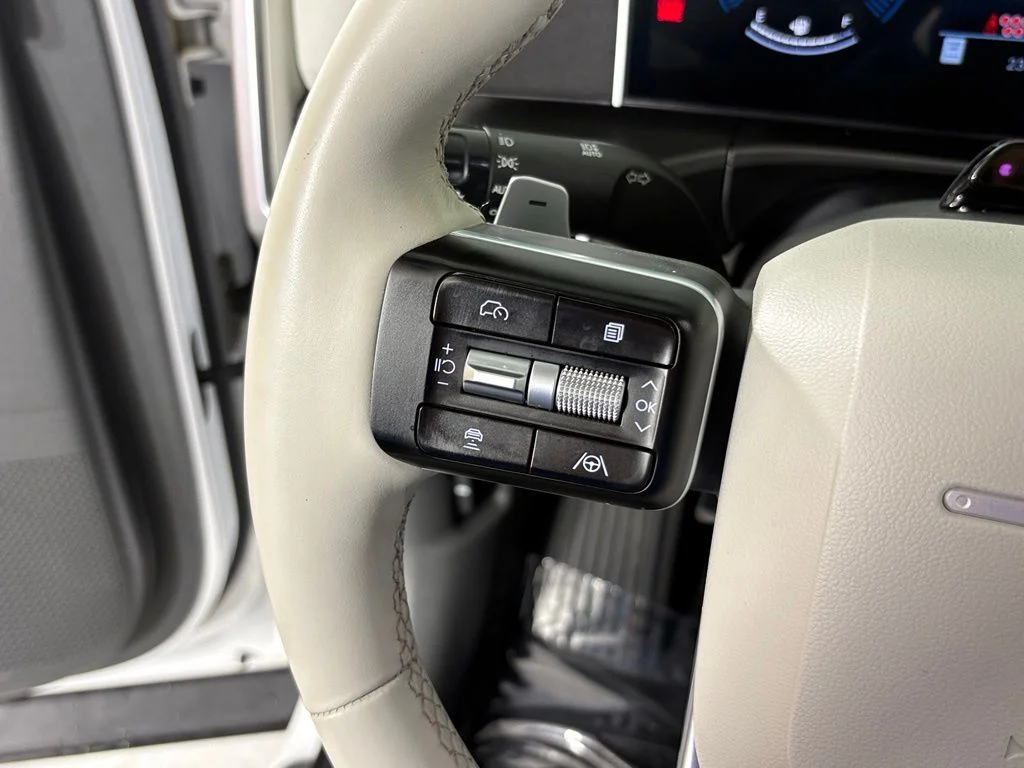 Used 2025 White Hyundai SEL image 20