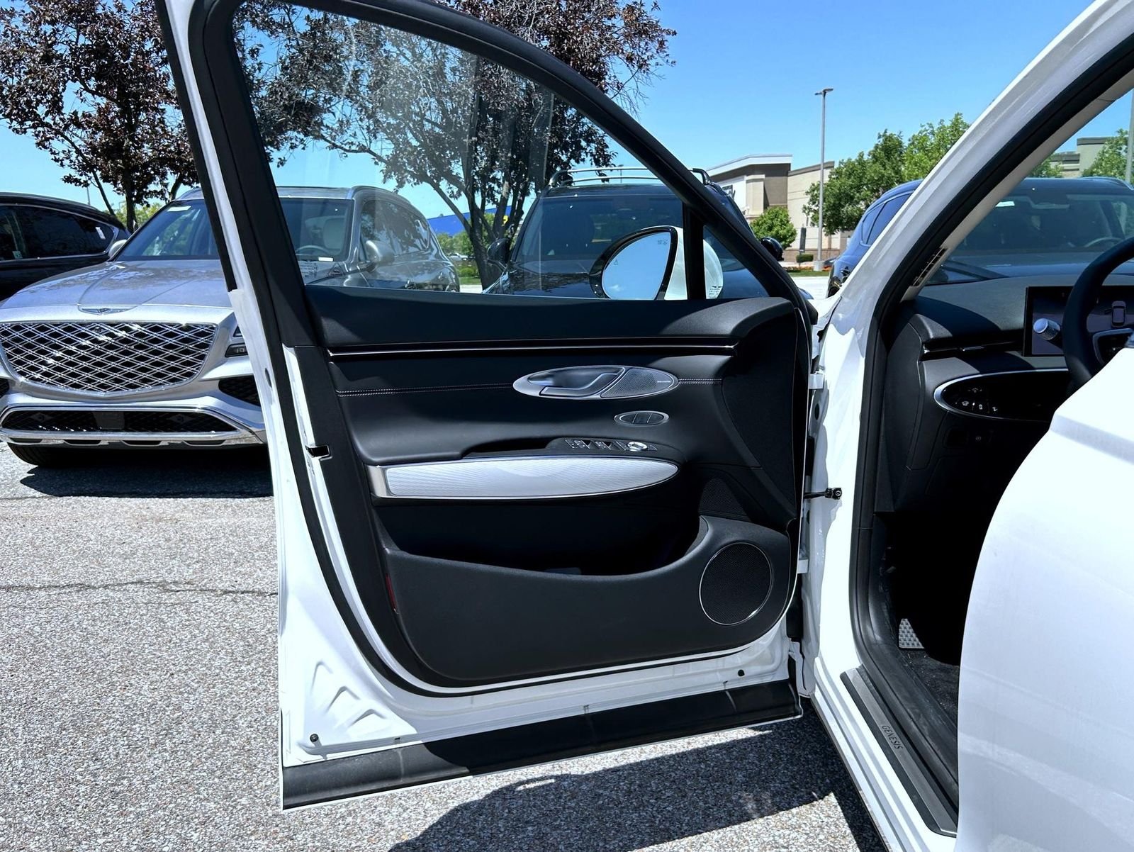 New 2026 White Genesis 2.5T Advanced image 9