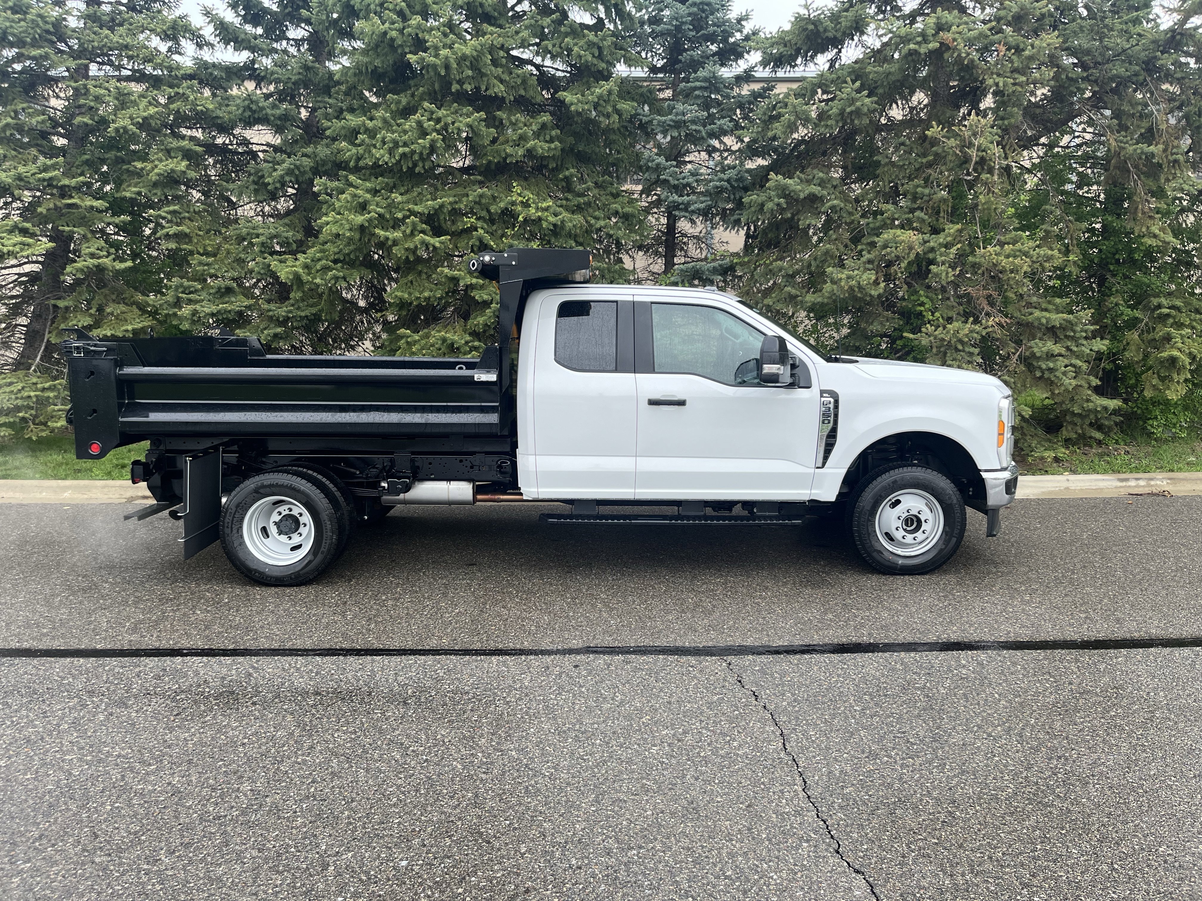 New 2025 Oxford White Ford XL image 2